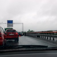 Foto: Sastrēgums un četru auto sadursme uz Dienvidu tilta