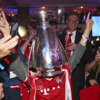 Fotoreportāža: alus, dziesmas un trofeja - 'Bayern' līksmo pēc triumfa Čempionu līgā