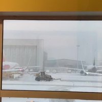 Atcelti reisi un ziemīgi skati – 'Delfi' aculiecinieki iemūžina sniegoto Lielbritāniju