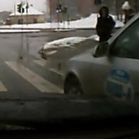 ВИДЕО: Нервный таксист-нарушитель поучает других водителей