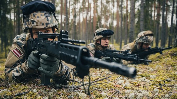 Foto: Alūksnes novadā notiek NBS rezervistu militārās pamatapmācības  - 45