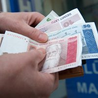 Жители Латвии еще не обменяли латовые монеты и банкноты на 123,6 млн евро