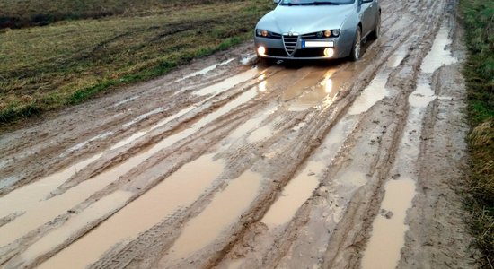 Bedrēm izraibināti un riepu izvagoti – ziemas postaža uz Latvijas ceļiem