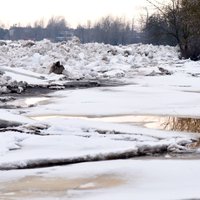 В Плявиняс стремительно поднимается уровень воды; объявлено оранжевое предупреждение