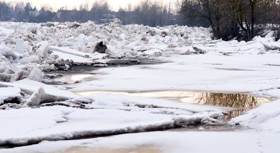 В Плявиняс стремительно поднимается уровень воды; объявлено оранжевое предупреждение