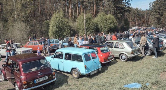 Svētdien pie Rīgas Motormuzeja varēs apskatīt 100 klasiskus auto