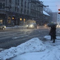 Svētdien līs un snigs; stiprākais vējš Rīgā gaidāms pievakarē
