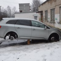 ФОТО: В Кенгарагсе у автомобиля сняли всю "зимнюю обувь"