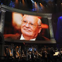 Fotoreportāža: Londonā ar vērienīgu koncertu atzīmēta Gorbačova 80. jubileja