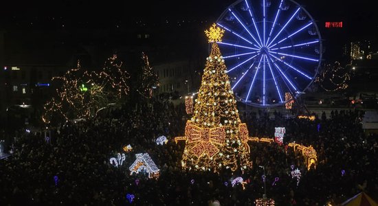 ФОТО: в Даугавпилсе зажгли главную елку города