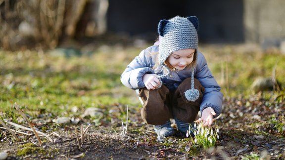 meitene bērns pavasaris sniegpulkstenītes 