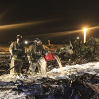 Foto: Pēc avārijas pelnos sadegusī 'Boeing' lidmašīna Kazaņā