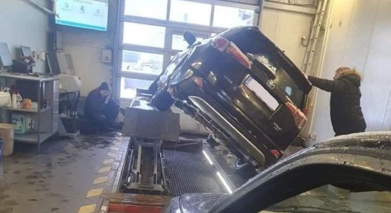 Krāslavā tehniskajā apskatē kļūmes dēļ auto sagāžas uz sāniem