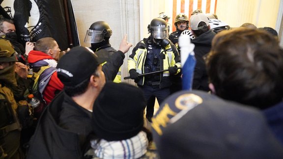 Demonstranti ielauzušies ASV Kapitolija ēkā  - 24