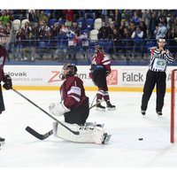 Latvijas U-18 hokejisti nerealizē vairākumus un izdzīvošanu elitē sāk ar 'sauso' zaudējumu