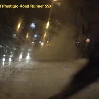 Video: Rīgā par mata tiesu šoferītis izvairās no 'ražena' sniega blāķa