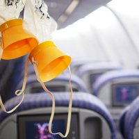 Что нужно знать о кислородных масках, которые выбрасываются в случае ЧП в самолете?