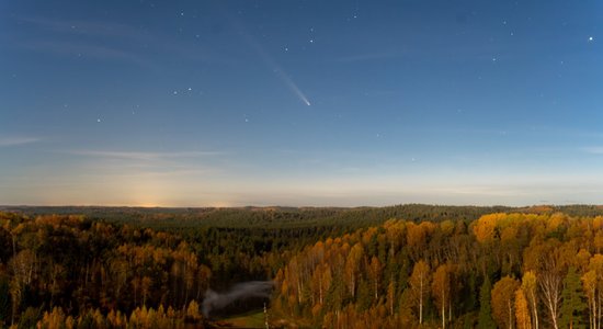 "Gadsimta komēta" debesu vērotājiem sarūpējusi vēl vienu pārsteigumu