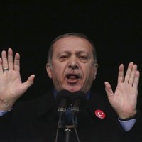 Erdogans aicina iedzīvotājus atbalstīt Turcijas prezidenta pilnvaru paplašināšanu