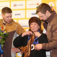 Foto: Latvija sagaida savus 'bronzas kamaniņniekus'