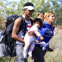 Foto: Imigranti steidz iekļūt Ungārijā, pirms stājas spēkā stingrāki likumi