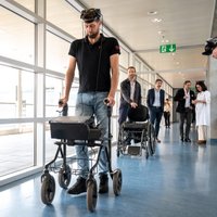 Tehnoloģiju brīnums – pateicoties smadzeņu implantiem, paralizēts vīrietis atkal staigā