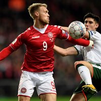 Dānijas un Īrijas futbolisti PK kvalifikācijas 'play-off' kārtas pirmajā mačā nospēlē neizšķirti
