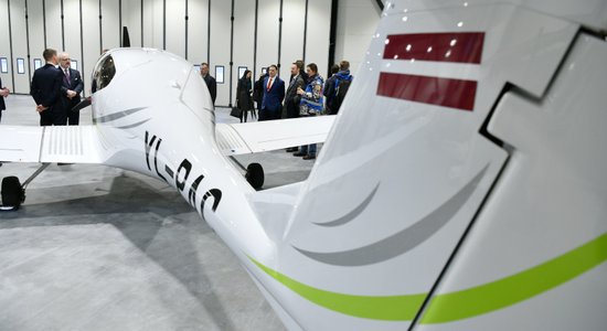 Foto: Spītējot vīrusam, atklāts 'airBaltic' Pilotu akadēmijas lidmašīnu angārs Liepājā