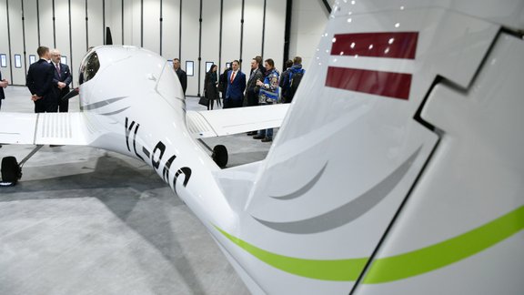 "airBaltic" Pilotu akadēmija atklāj jauno lidmašīnu angāru Liepājā - 9