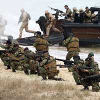 Минобороны: солдаты НАТО не будут разгуливать по Латвии с заряженным оружием