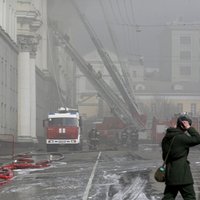 Foto: Maskavā biezos dūmu mutuļos deg Aizsardzības ministrija; ugungrēks likvidēts