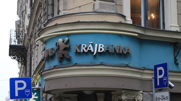 Cilvēki pie Krājbankas - 66