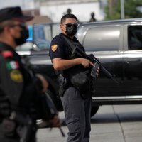 Gaidot dēlu no treniņa, Meksikā pie futbola bāzes nogalināta aktrise