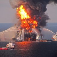 Meksikas līcī nogrimst naftas platforma; bažas par vides katastrofu