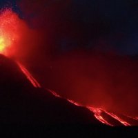 Video: No Eiropas aktīvākā vulkāna plūst lavas straumes