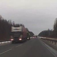Video: Bezbailīgi kravas automašīnu vadītāji rada bīstamas situācijas uz šosejas