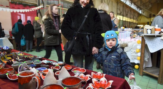 Foto: Svētku darinājumi un amatnieku nieciņi andelē Āgenskalna tirgū