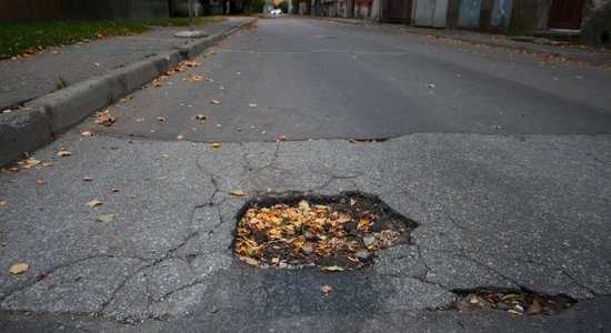 LAMB: Latvijas sabrūkošie ceļi un pensiju fonds