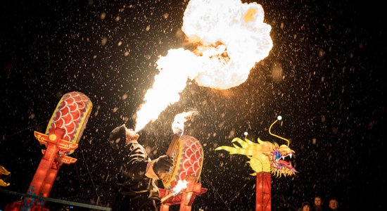 Foto: Atklāts gaismas festivāls 'Āzijas lielās laternas. Pūķi, mīti un leģendas'