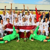 Foto: Latvijas sieviešu futbola izlase izcīna Baltijas kausu