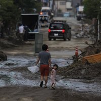 Japānā lietusgāžu izraisītie plūdi izolējuši simtiem cilvēku