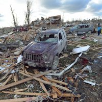 Nāvējoši tornado aiznes dzīvības un sagrauj ēkas ASV