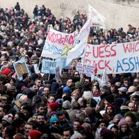 Foto: Mančeratā tūkstošiem cilvēku protestē pret fašismu un rasismu