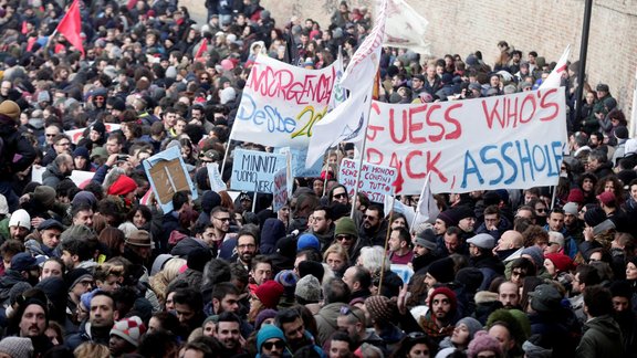 Mančeratā tūkstošiem cilvēku protestē pret fašismu un rasismu - 1