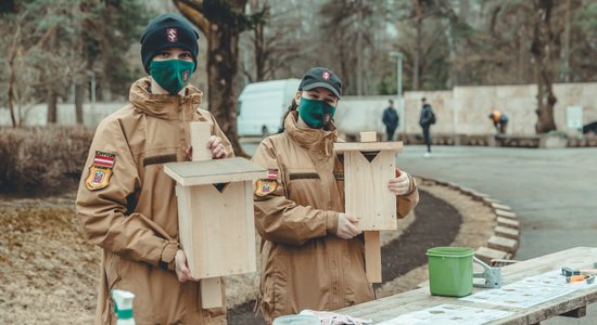 Rīgas Brāļu kapos uzstādīti jaunsargu veidoti putnu būrīši