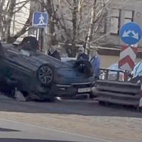 Pēc divu auto sadursmes Brīvības gatvē 'Nissan' apgāzies uz jumta