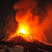 Ugunsdzēsēji Nikaragvā izglābj vulkāna lavas krāterī iekritušu zinātnieku un viņa gidu