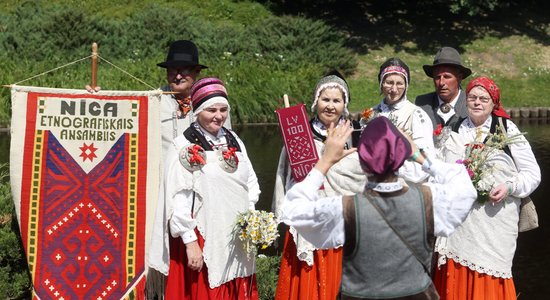 Foto: Ar novadu sadziedāšanos un gājienu Rīgā atklāts folkloras festivāls 'Baltica'