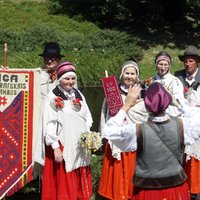 Foto: Ar novadu sadziedāšanos un gājienu Rīgā atklāts folkloras festivāls 'Baltica'