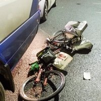 ФОТО: Авария на стоянке Maxima – велосипедист столкнулся с маршруткой
